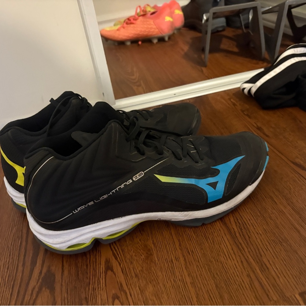 Mizuno Men's Black and Blue Wave Lightning Shoes